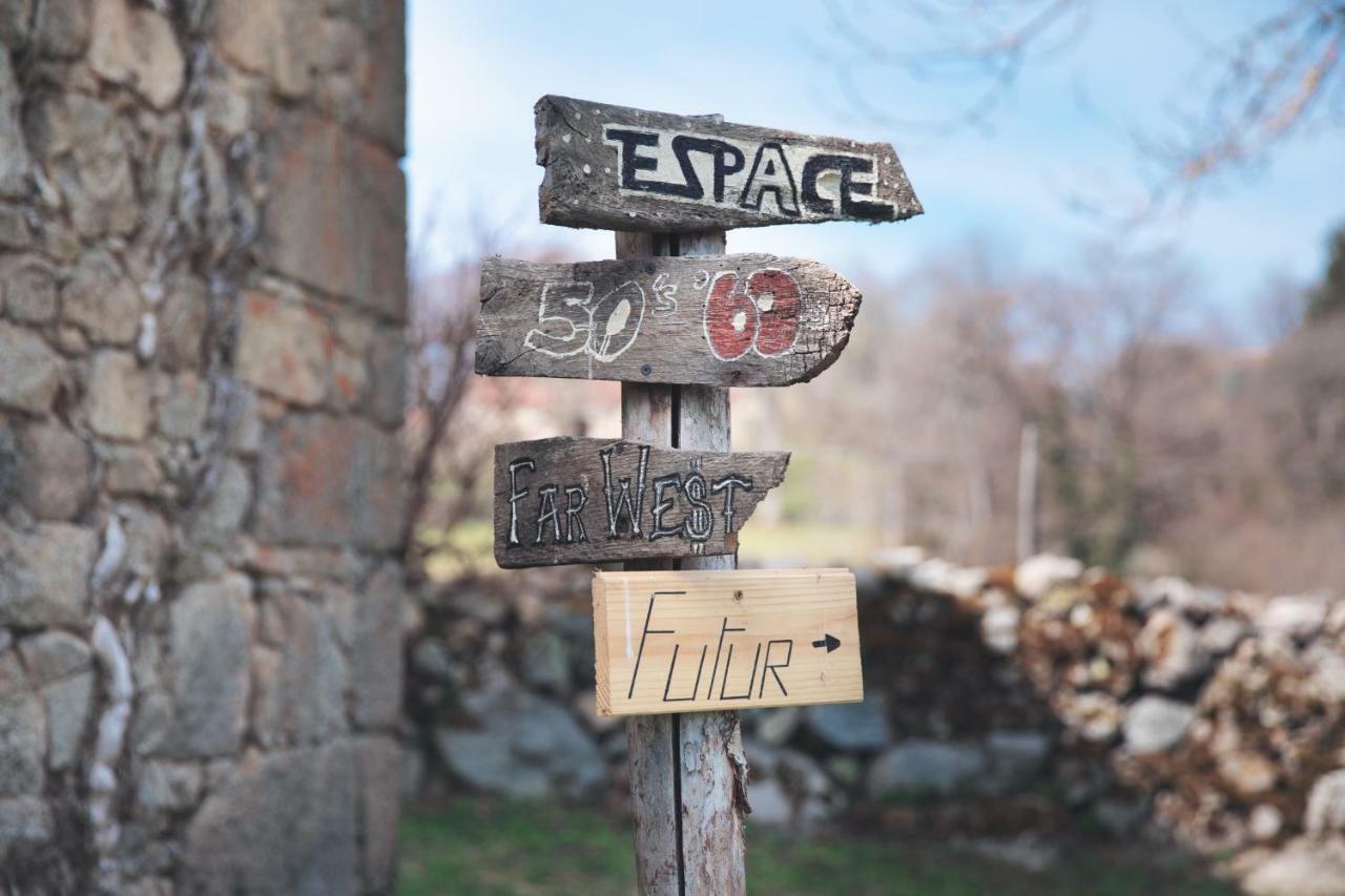 Voyage Spatio-Temporel Poussanges Buitenkant foto